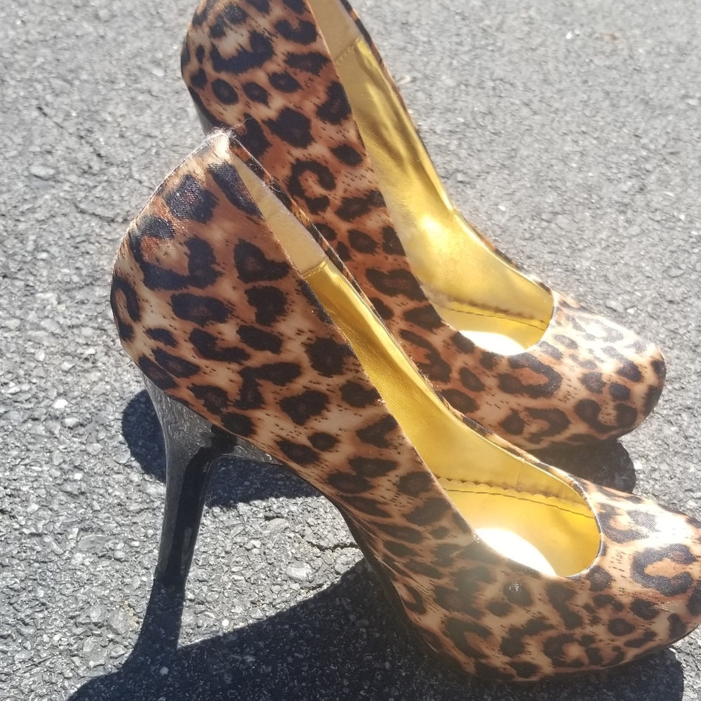 Bamboo brand, size 8.5, cheetah print